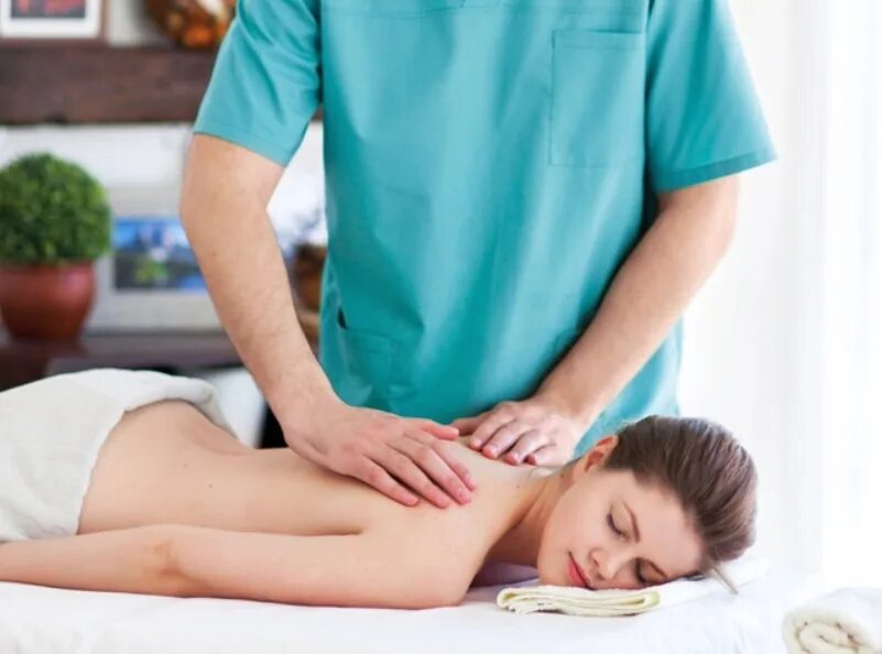 Taking massage. Медицинский массаж. Лечебный МАССАЖМАССАЖ. Классический массаж. Лечебный массаж позвоночника.