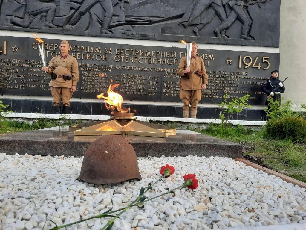 Мурманск 22 июня. Памятник героям-североморцам, защитникам Заполярья. 22 Июня Североморск. Памятник 22 июня. Обелиски военных лет.