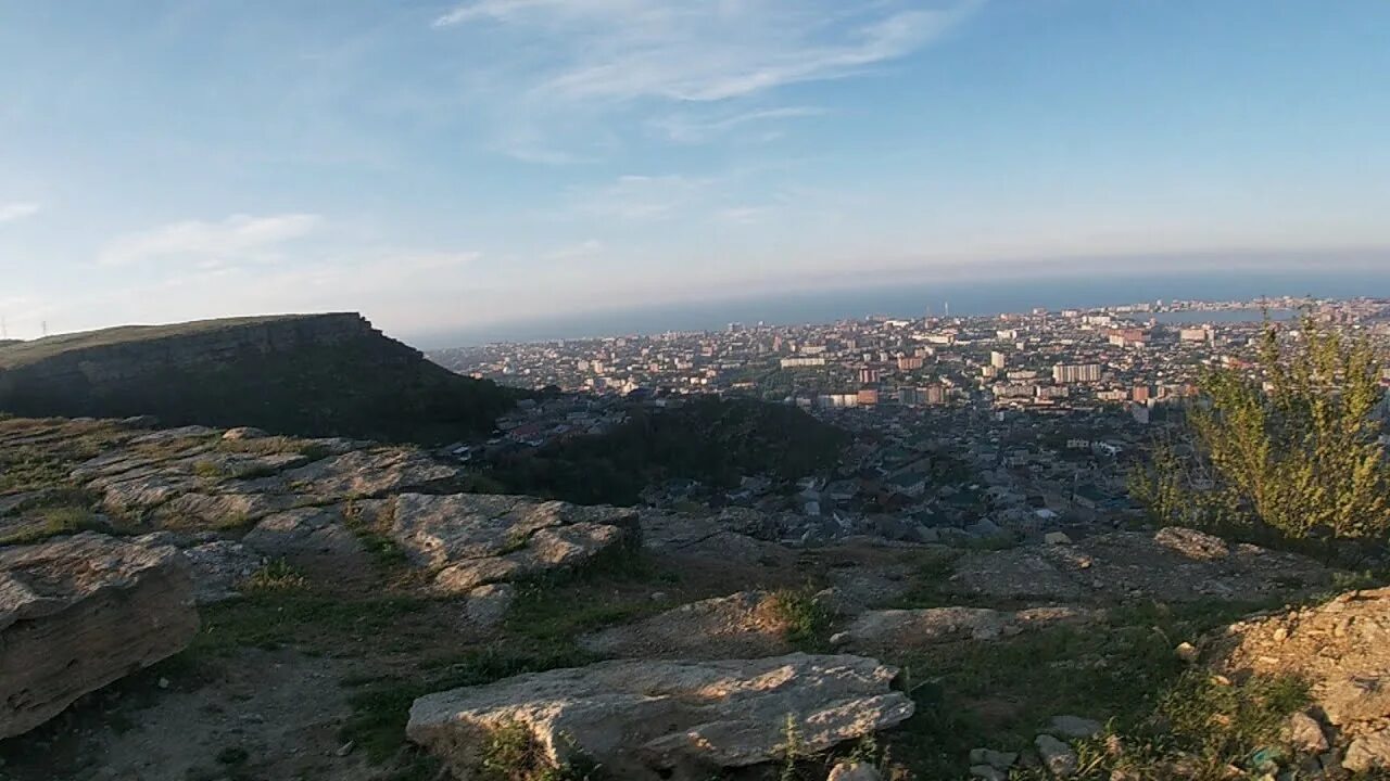 Гора Тарки Тау в Дагестане. Тарки Тау Махачкала. Тарки Тау Махачкала смотровая. Смотровая горы Тарки Тау Дагестан.