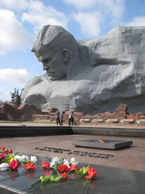 Беларусь у вялікай айчыннай вайне. Памятник вайны. Памятники Белоруссии о войне. Памятники воинам в Беларуси. Самый известный памятник в Хатыни.