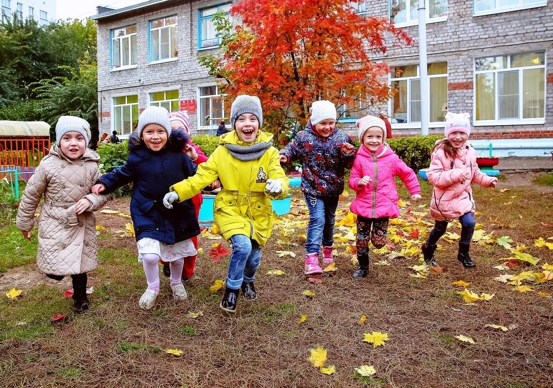 Прогулка в детском саду. Дети в детском саду. Дети на прогулке в саду. Фото детей в детском саду.