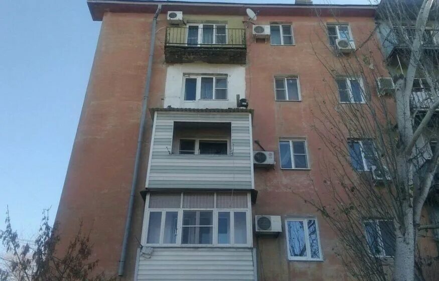 Чуть не выпал. Астрахань ул Яблочкова 1а. Балконы хрущевок. Балкон в пятиэтажке. Пятиэтажный дом с балконом.