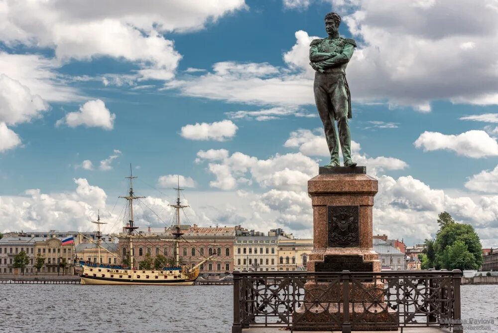 Памятник на васильевском острове. Памятник Крузенштерну на набережной лейтенанта Шмидта. Памятник Крузенштерна в Петербурге. Памятник Крузенштерну на Васильевском острове.