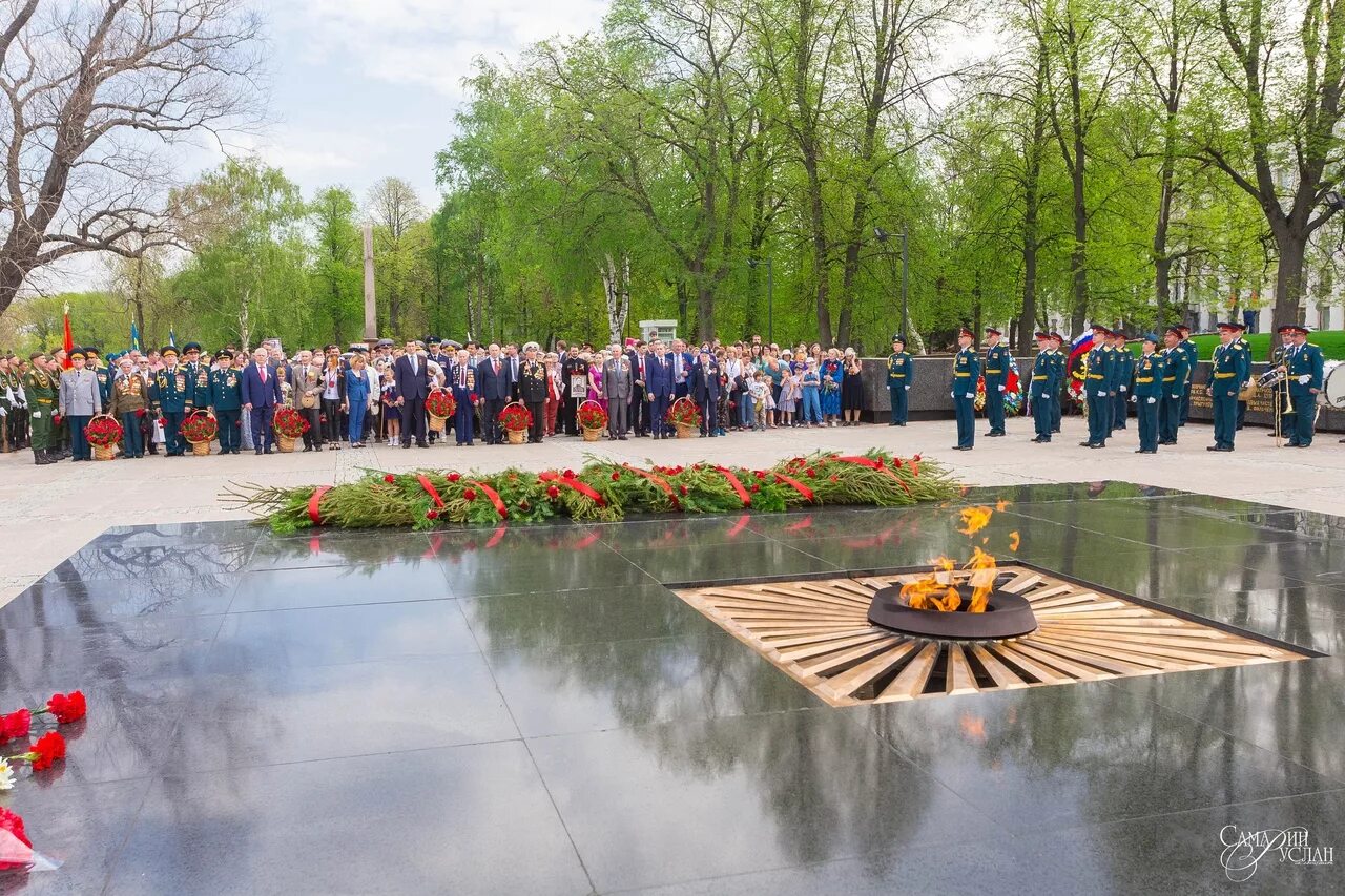 19 мая нижний новгород. Вечный огонь Нижний Новгород Кремль. Вечный огонь Великий Новгород. Площадь героев Нижний Новгород вечный огонь. Вечный огонь площадь Жукова Нижний Новгород.