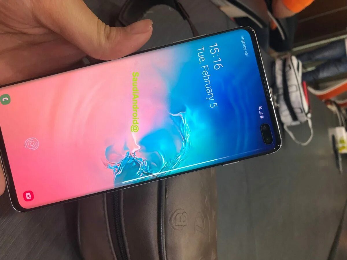 Новые самсунг 10. Samsung Galaxy s10+. Экран Samsung Galaxy s10e. Samsung s10 изогнутый экран.