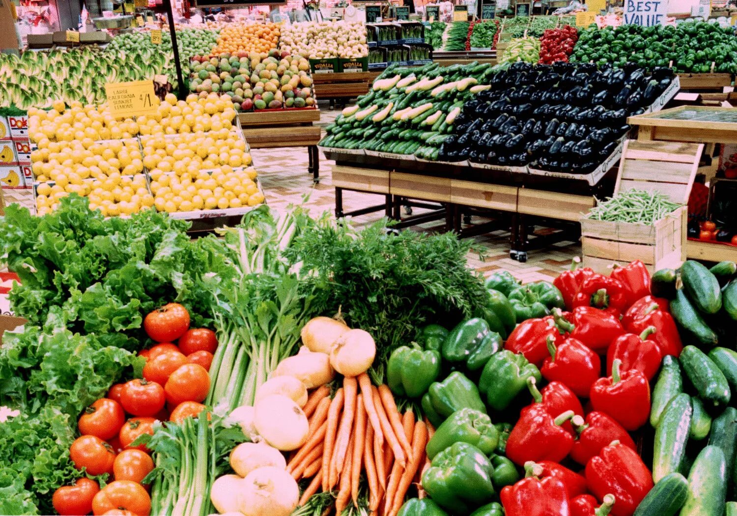 Фон базара. Овощи на рынке. Овощной рынок. Рынок овощей и фруктов. Изобилие овощей и фруктов на рынке.