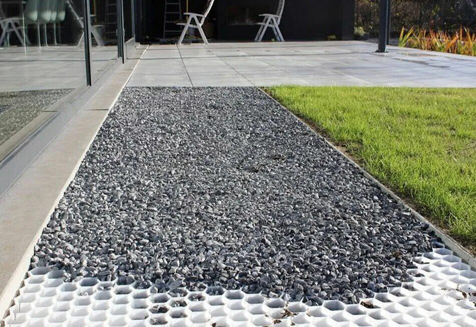 Георешетка с щебнем для парковки. Дорожки отсыпанные щебнем. Отсыпка дорожек. Гранитный отсев для дорожек. Щебень 5-20 под парковку.