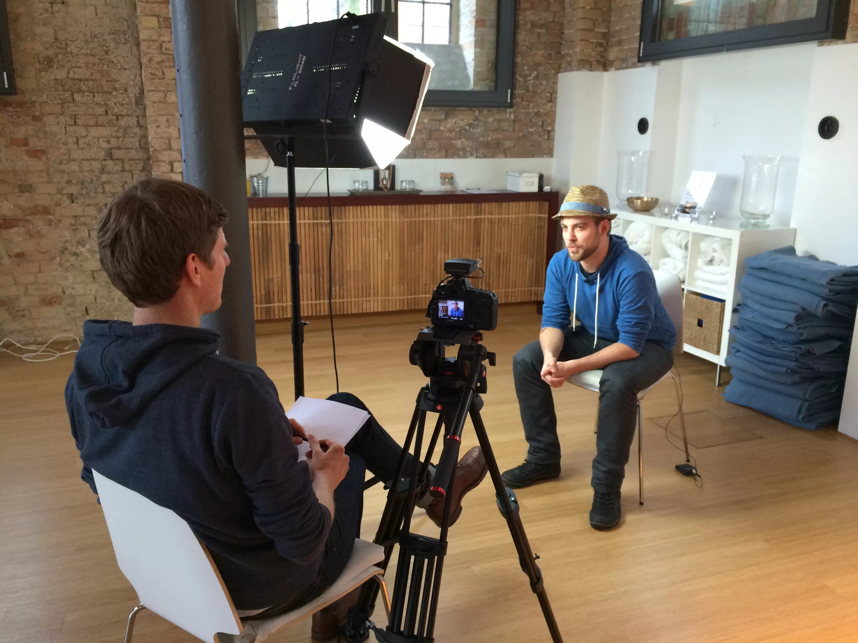 Студия для съемок. Съемочный процесс. Профессиональные фотостудии. Интервью на телевидении. Подготовка к съемке.