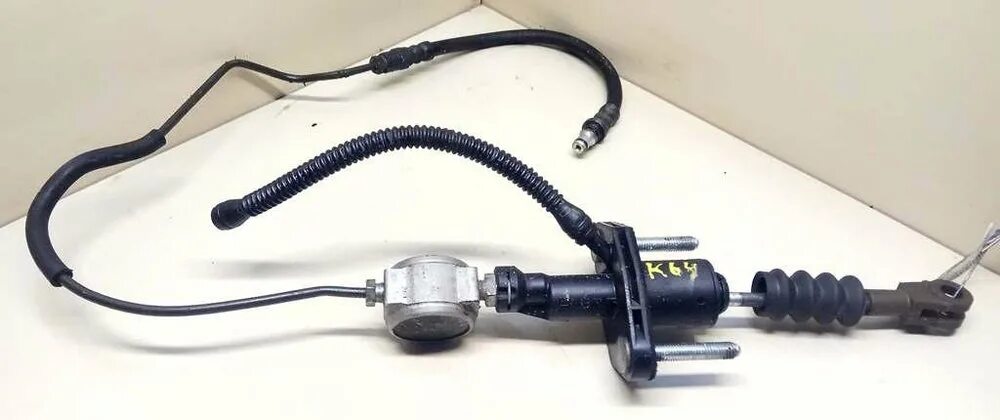 3 как поменять главный цилиндр сцепления Clutch slave cylinder (Hyundai Getz 2002-2011: Transmission: Clutch)