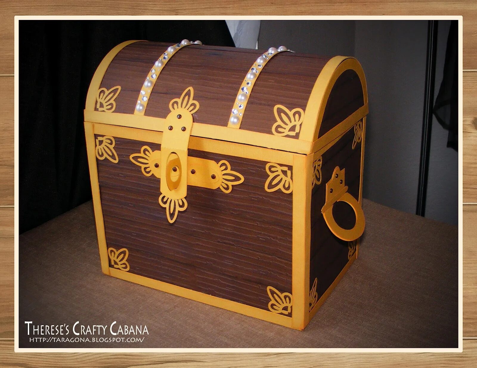 сундук из картонной коробки. сундук из картона. коробка сундучок из картона. коробка сундучок из картона. сундук из картонной коробки.