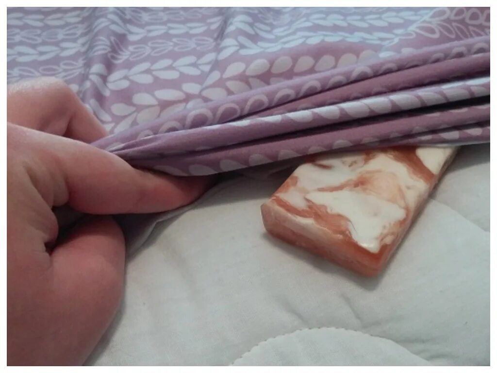 Зачем перед сном кладут мыло под подушку. Мыло в кровати. Мыло под простынь. Простыня рисунок. Мыло под простынь.