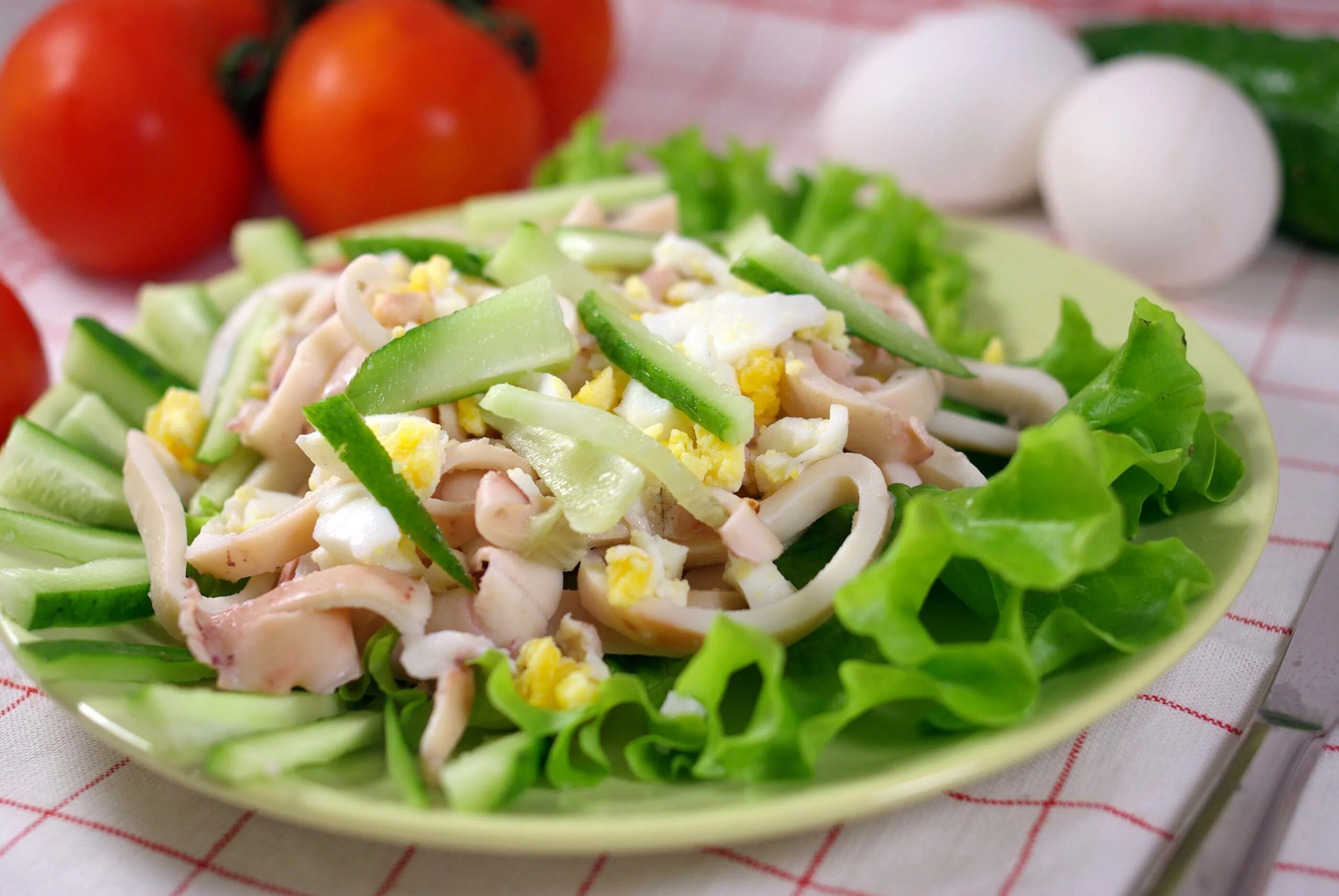 Салат с кальмарами рецепт классический пошаговый. Салат. Салат из кальмаров. Салат с кальмарами и яйцом и огурцом. Салат с кальмарами и яйцом.