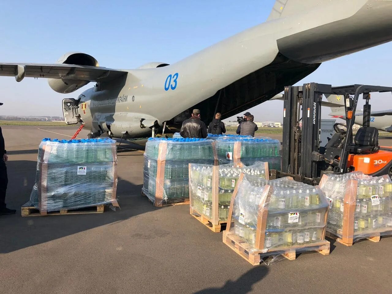 Гуманитарная помощь самолет. Грузовые самолеты с гуманитарной помощью. Самолет гумпомощи. Украинский самолет доставки гуманитарных грузов.