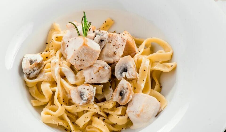 фетучини паста. спагетти с шампиньонами. макароны с грибным соусом. фетучини. паста паста с грибами и курицей.