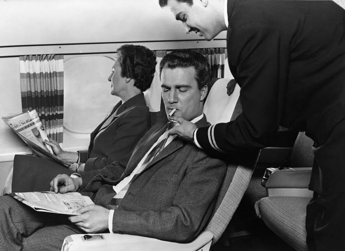 Курение в самолете. Курящий салон в самолете. Курит в самолете. Курение в салоне самолета. Самолет можно заранее