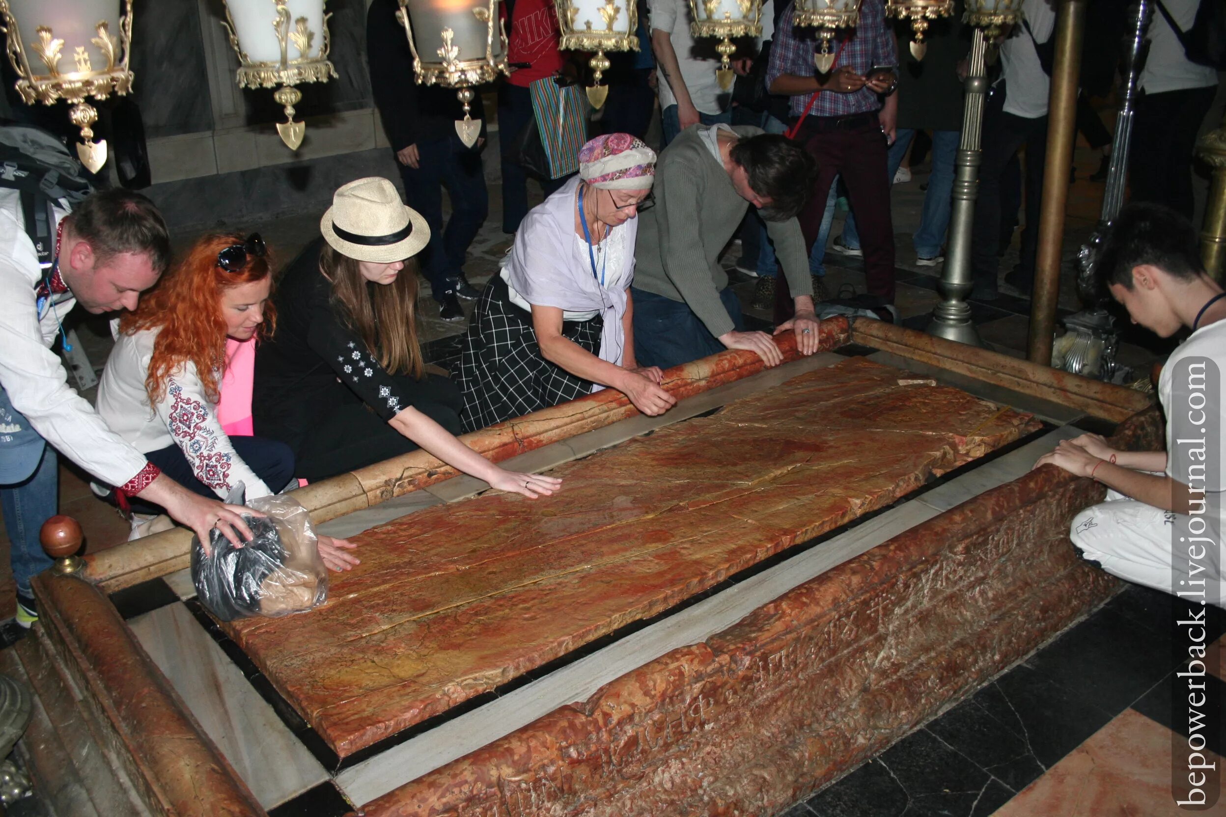 Гроб иисуса христа в иерусалиме. Гробница иисуса христа в иерусалиме. Усыпальница иисуса христа в иерусалиме гробница. Израиль гроб господень голгофа христа. Храм гроба господня в иерусалиме гробница.