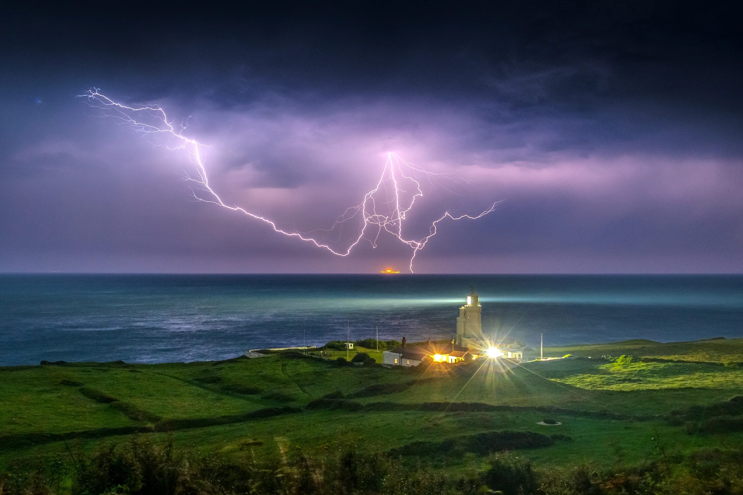 Предупреждение о грозе. Метеорология картинки. Yellow Thunderstorm. Power Lightning.