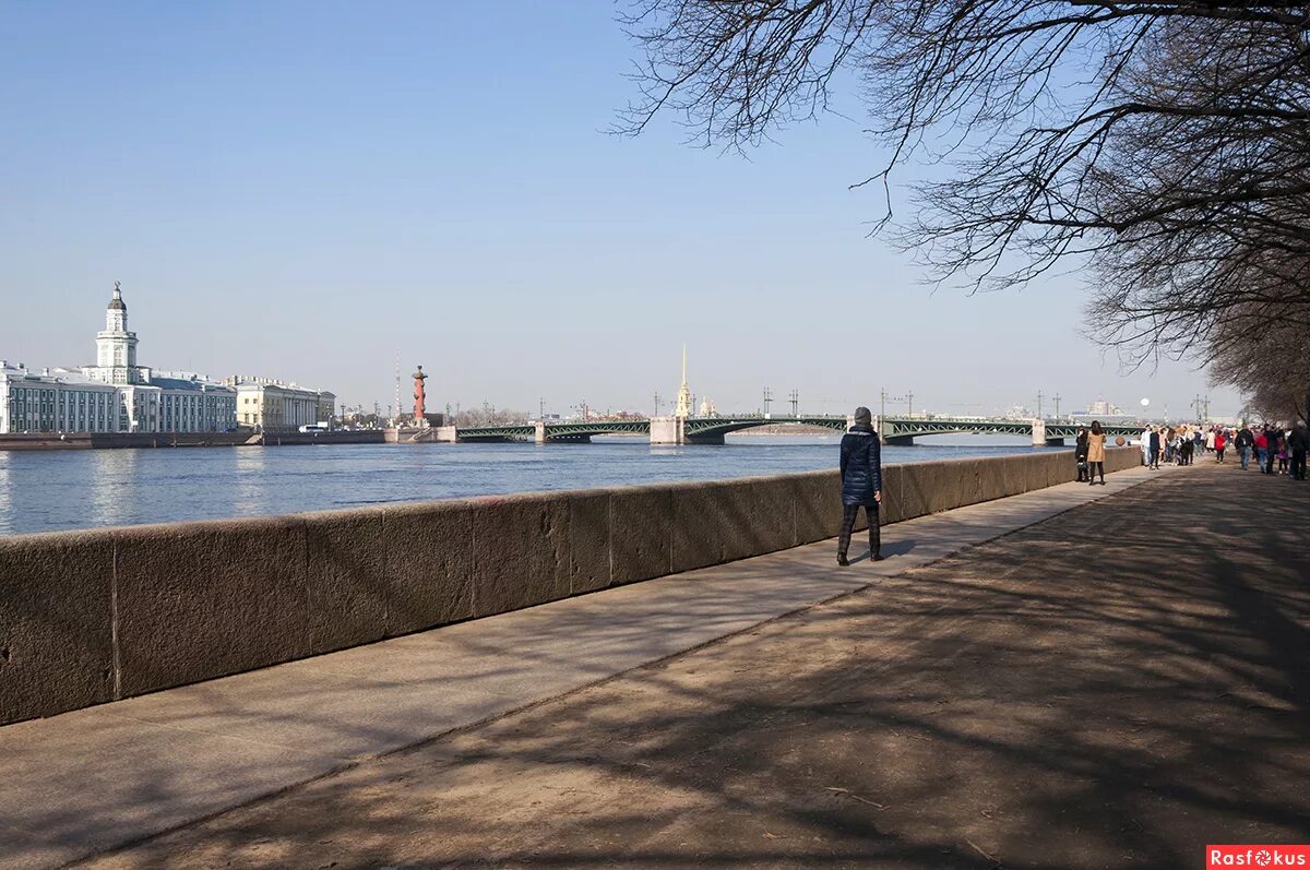 Комарова 24 набережные6челны. Апрель набережные. Пермь весной кама. Усманова 119а набережные челны. Пироговская набережная спб.