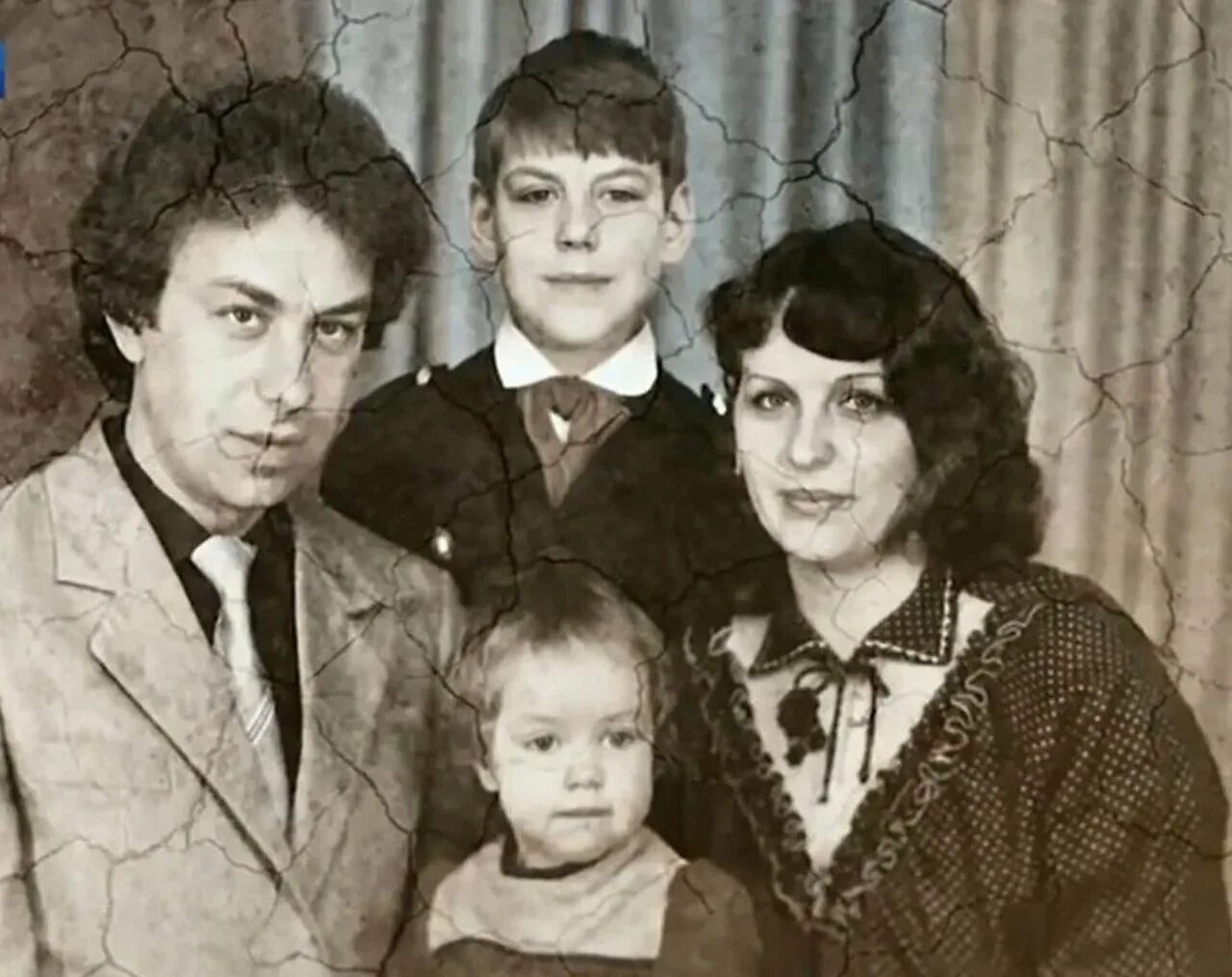 Дети марины дюжевой дмитрий дюжев. Дюжев дмитрий семья. Дюжев дмитрий семья. Мать дмитрия дюжева. Семья дмитрия дюжева дюжева.