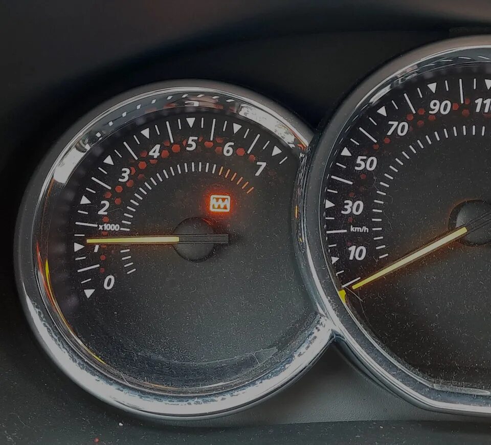 Индикаторы на панели приборов рено логан 2. Приборная панель renault logan 2. Сигнальные лампы рено логан 2. Рено логан 2 загорелся значок. Многофункциональная сигнальная лампа рено логан 2.