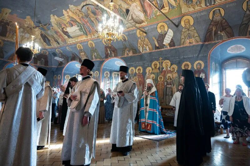 киевская православная церковь московского патриархата. почему в православных храмах стоят. почему в православных храмах стоят. собор упц 2022. люди в храме.