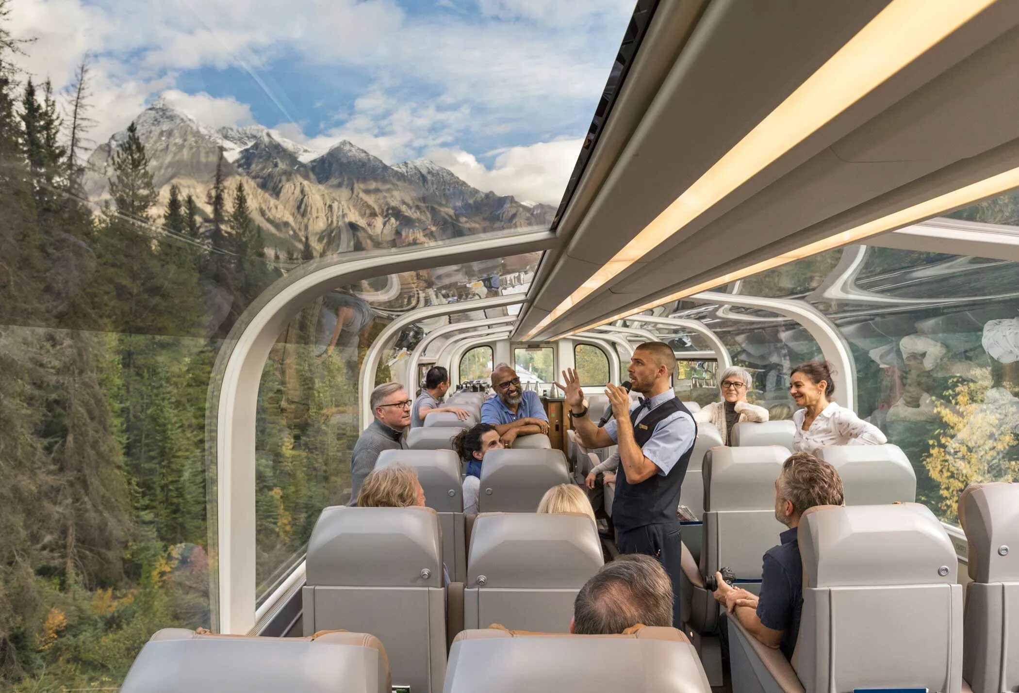 Rocky Mountaineer (Канада). Rocky Mountaineer поезд. Поезд на Мачу Пикчу. Rocky Mountaineer внутри.