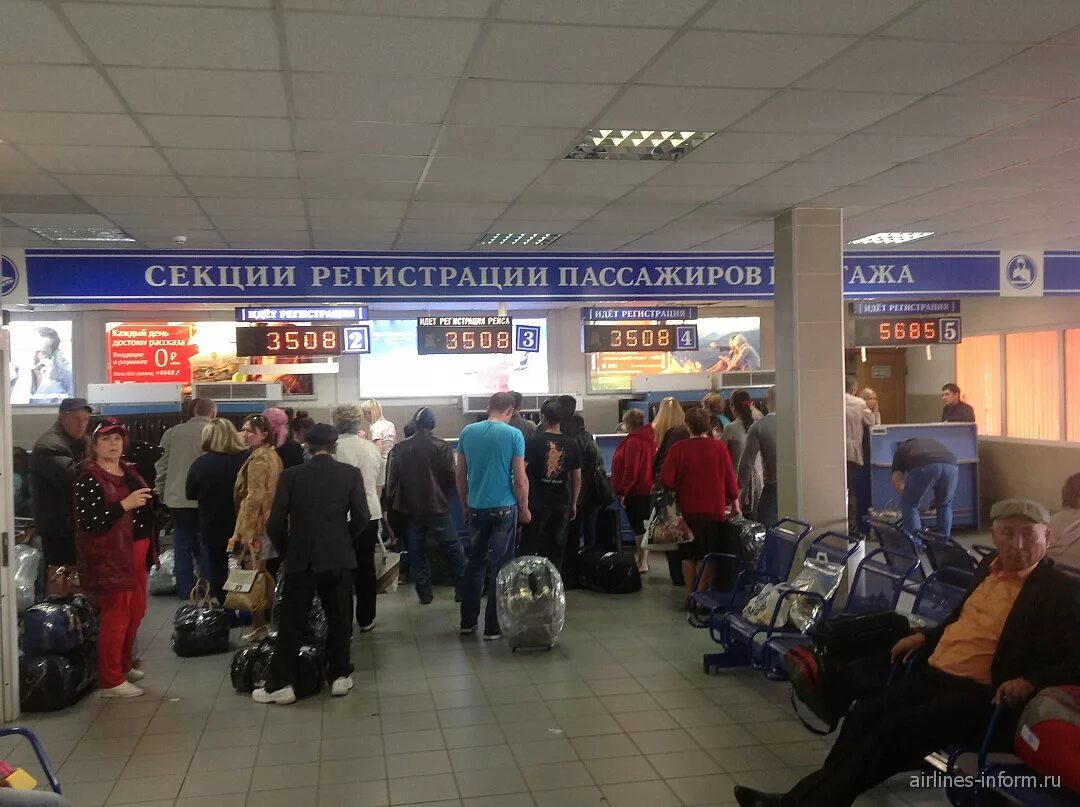 Петропавловск Камчатский аэропорт Елизово зал ожидания. Аэропорт Петропавловск-Камчатский внутри. Аэропорт Елизово Петропавловск-Камчатский внутри. Аэропорт Елизово внутри. Прилеты петропавловск камчатский аэропорт елизово