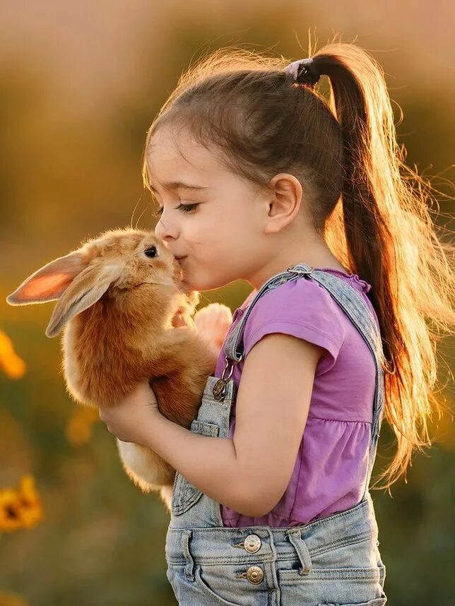Самая добра картинка. Для детей. Животные. Маленькая девочка с кроликом. Дети и животные доброта. Домашние животные для детей.