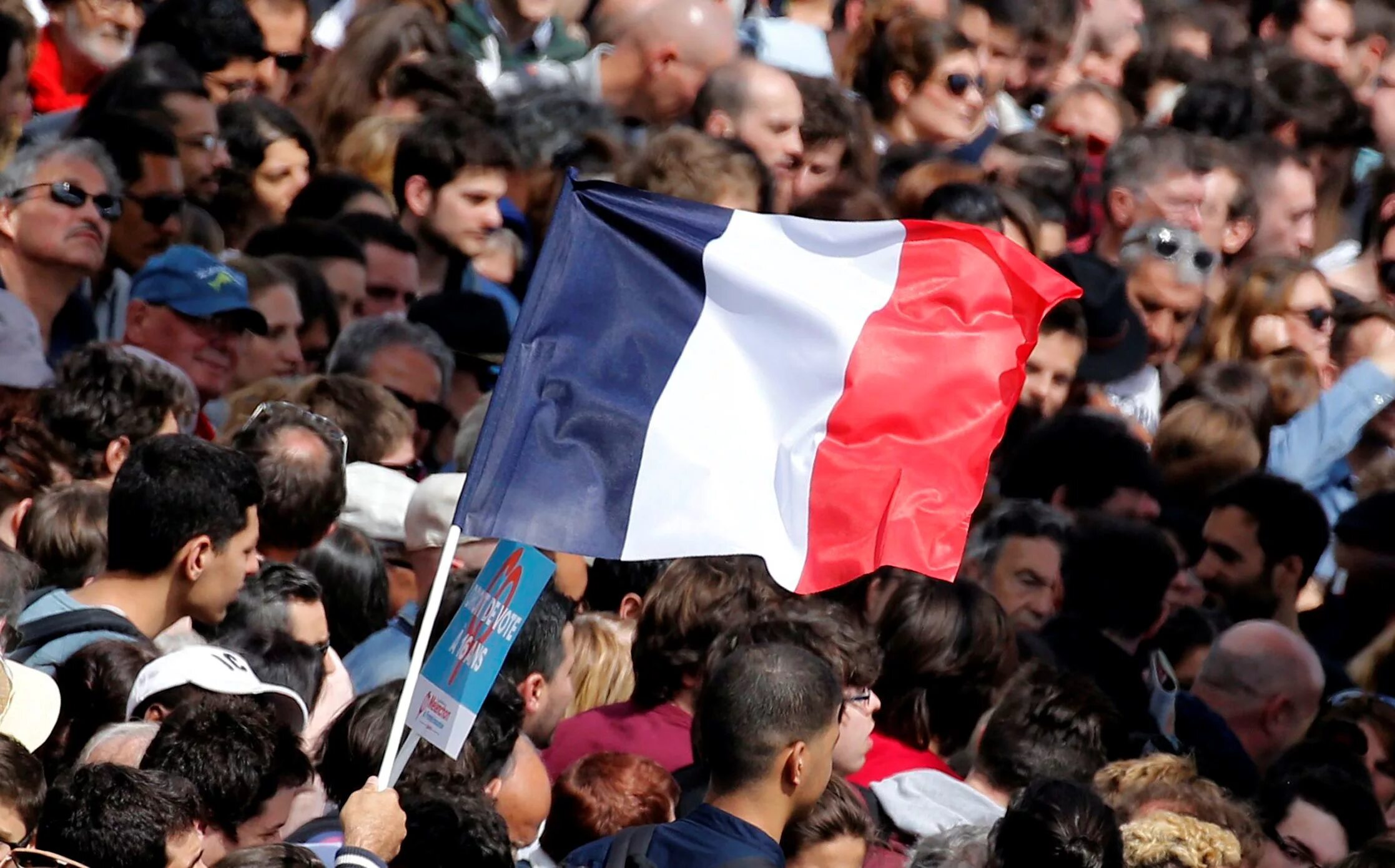 Население Франции 2022. Французы население. Толпа французов. Франция люди.