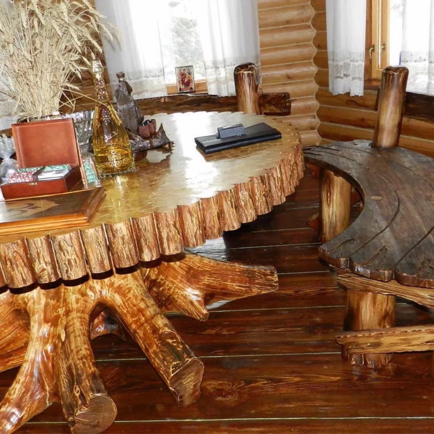 Стол из бревна. Необычные деревянные столы. Столик из спила дерева. Стол из спилов дерева. Декоративные деревянные изделия