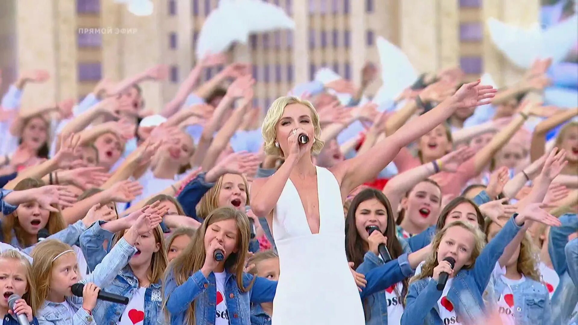 Разношерстная аудитория. Радостная толпа. Миллионы людей слушать. Протесты в гонконге 2019. 30 миллионов человек.