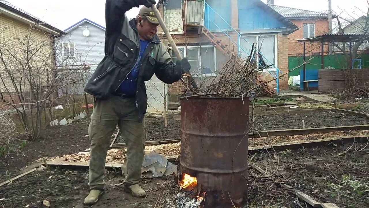 Можно жечь в бочке на участке. Бочка для сжигания веток. Бочка для сжигания веток на даче.