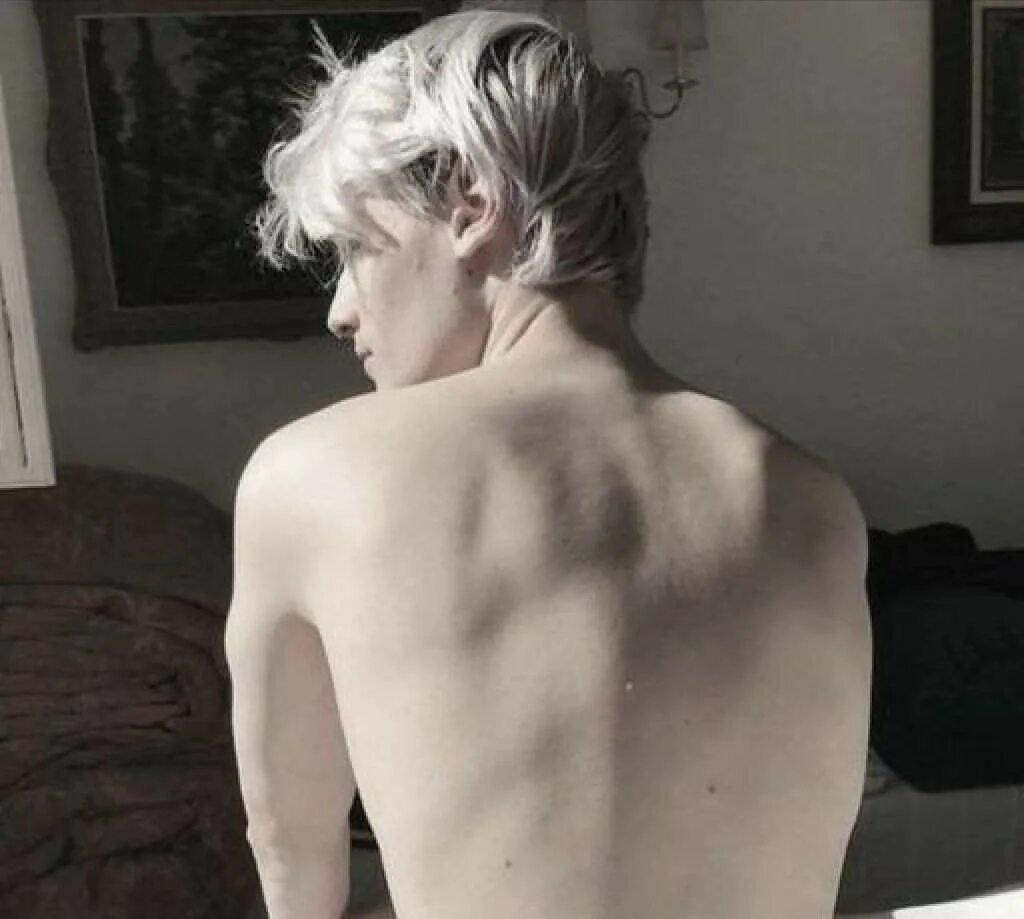 Худой мужчина эстетика. Драко малфой со спины. Заплаканные глаза мужские. Эстетика тела. Эстетика мальчиков пассивов.