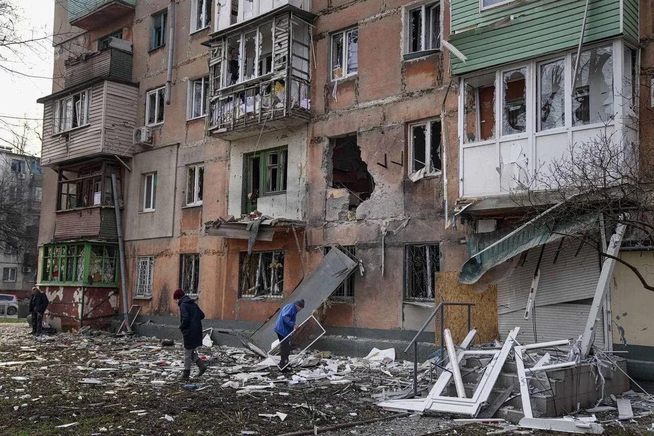 Россия разрушает украину. Мариуполь после войны 2022. Разрушенный дом. Дом после артобстрела.