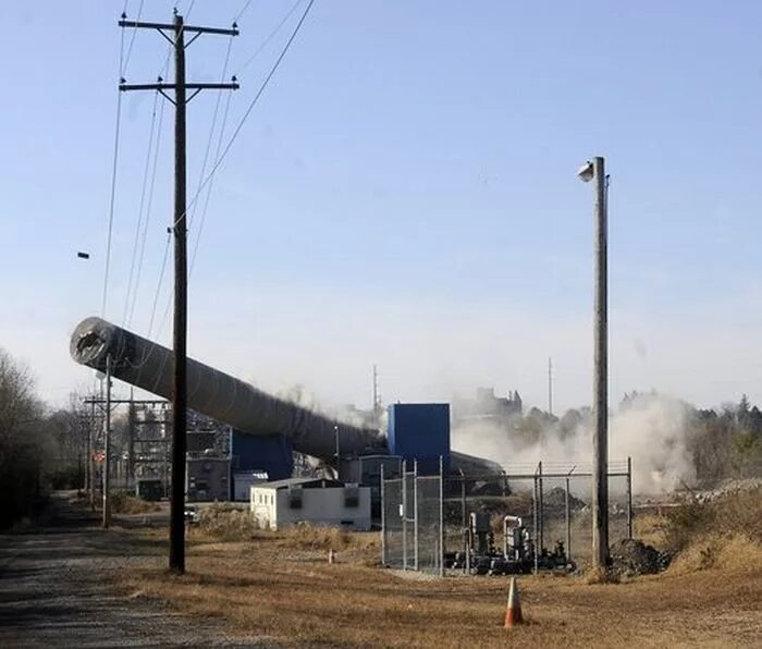 Упала дымовая труба в барнауле. Падение трубы. Падение трубы. Падение трубы. Труба на суздальском проспекте.