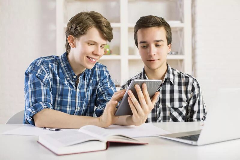 Два студента. Абитуриент парень. Два студента учат. Веселый студент в парке. Влюбленные школьники.