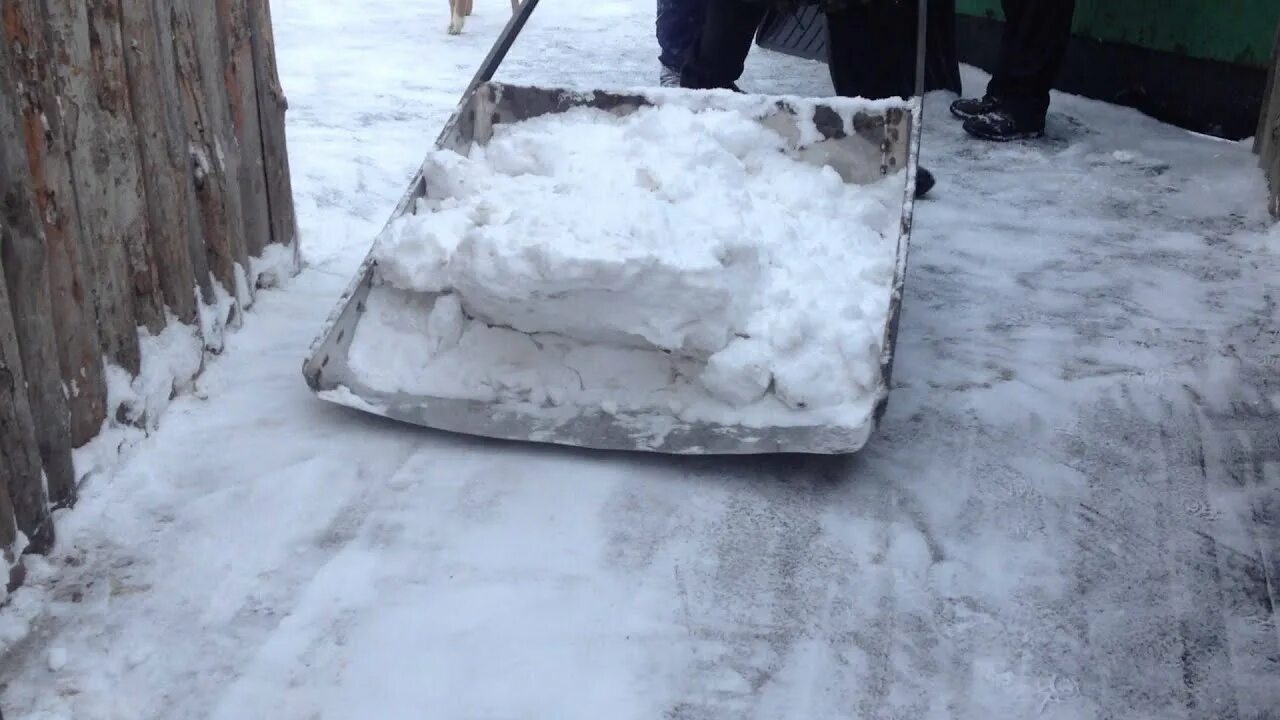 Как чистить снег видео. Волокуша для расчистки снега. скрепер-волокуша для уборки снега своими руками. самодельная волокуша для уборки снега для машины. волокуша для уборки снега своими руками.