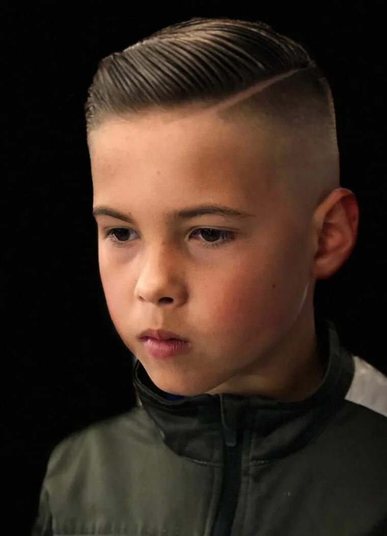 Стрижка андеркат для мальчиков. Полубокс 2022 для мальчика. Детская модельная стрижка. Короткая стрижка для мальчика 10. Стрижки для мальчиков.