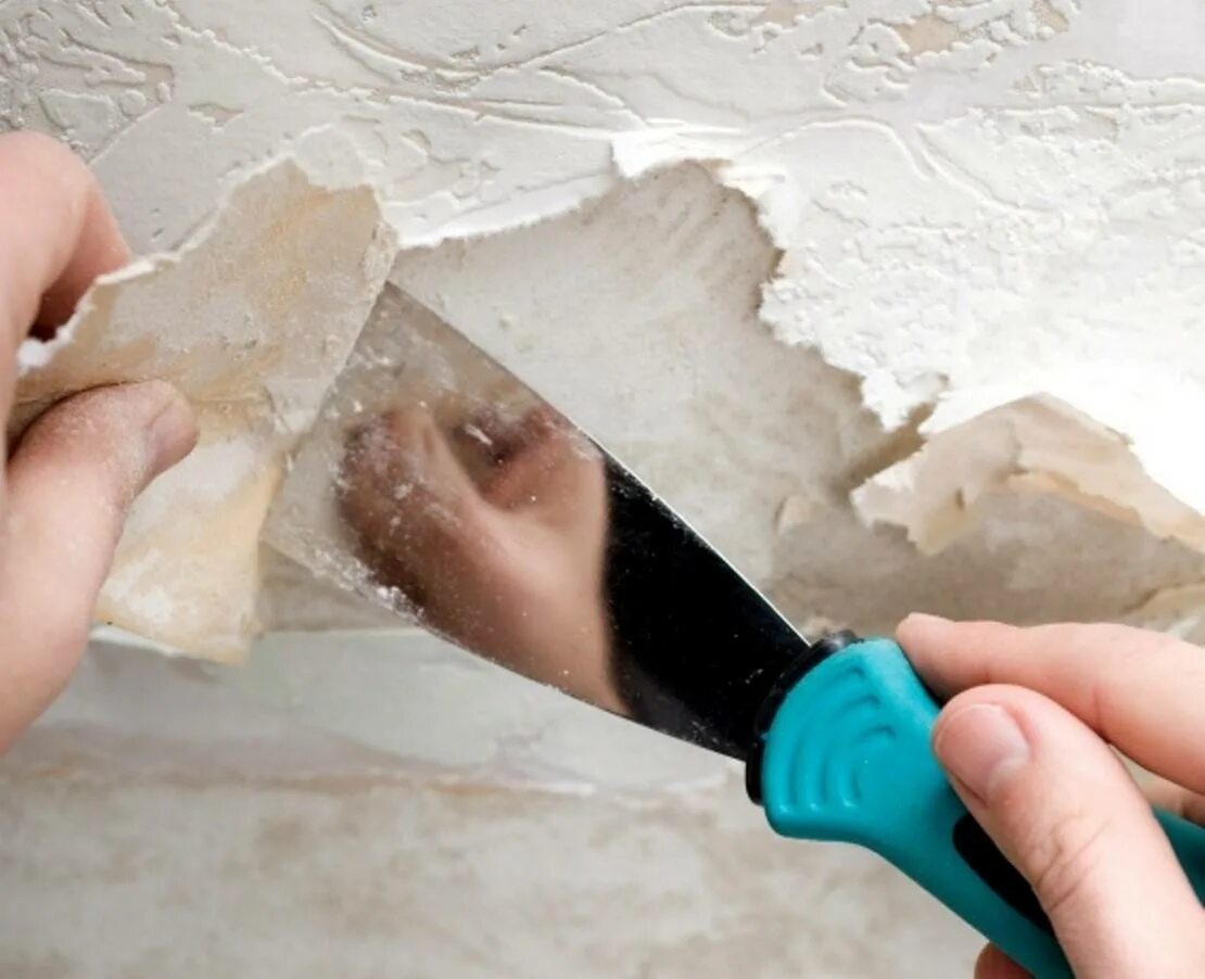 Снять шпаклевку стен. Подготовка поверхности потолка. Очистка поверхности шпателем. Расчистка стен от краски. Демонтаж шпаклевки.