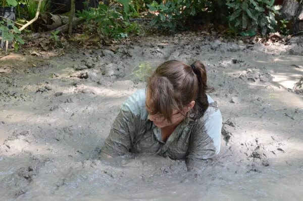 Girl in quicksand. Девочка в болоте Quicksand 2. Девушка в зыбучих Песках Quicksand.