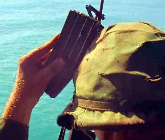 Бьют по каске. Американские солдаты стучат магазином по каске. зачем американские солдаты стучат магазином по каске. удар по каске. каска безухая песок.