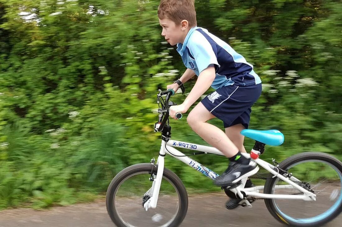 Мальчик сидит на велосипеде. Мальчик на велосипеде. Мальчик катается на велосипеде. Подросток на велосипеде. Мальчишки на великах.