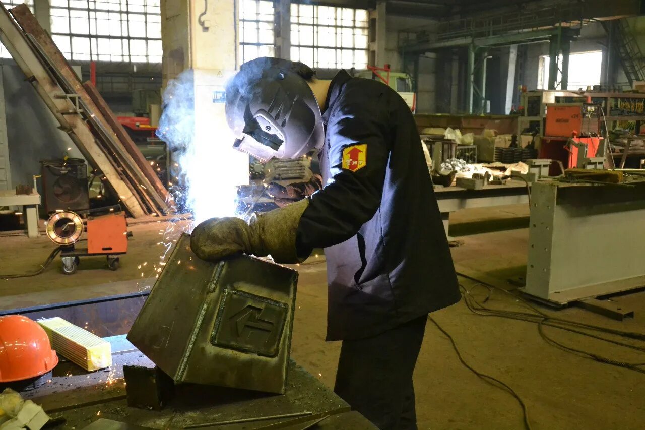 Кузнечный завод челябинск. Кузница чкпз. Завод чкпз челябинск. Андрей гартунг чкпз. Челябинский кузнечно-прессовый завод (чкпз).