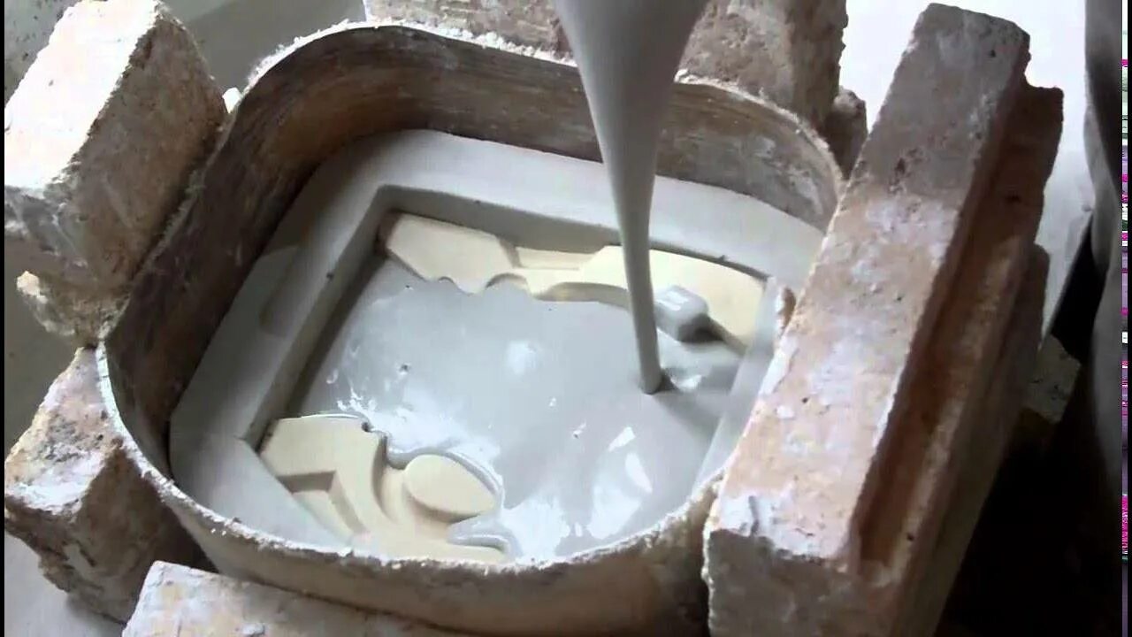 Формы для гипсовых статуэток. Заливка гипсовые формы. Заливка гипсовые формы. Шликерное литье керамических изделий. Гипсовая форма для отливки.