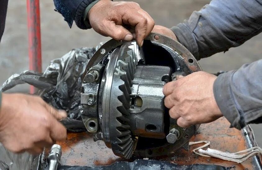 Сборка редуктора ваз. Ремкомплект редуктора заднего моста бюлер. Ремонт редуктора камаз. Редуктор уаз 469. Сломался редуктор.