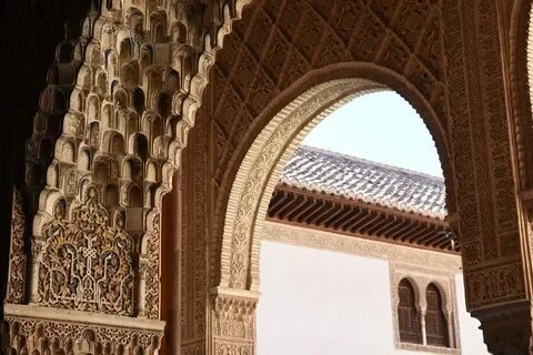 Maison alhambra dark door