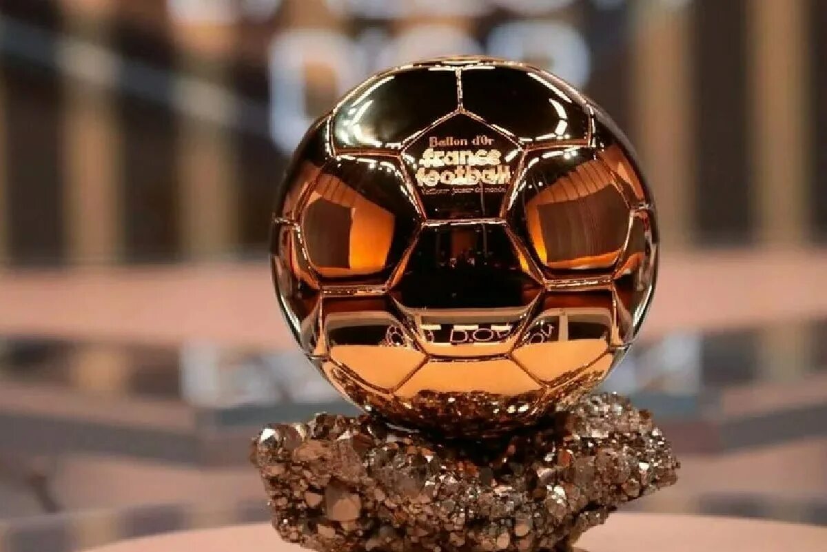 Золотой мяч дата. Ballon d&#039;or 2025. ballon dor 1995. золотой мяч. золотой футбольный мяч.