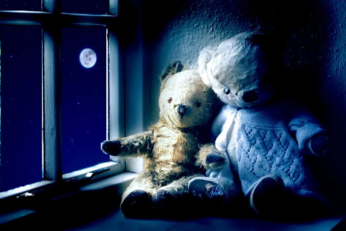 игрушки в живописи. девочка с медвежонком. натюрморт с мягкой игрушкой. доброй ночи сигркшками. игрушки ночью оживают.