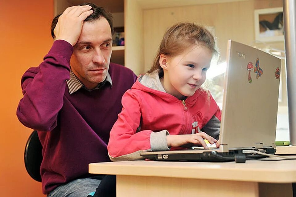 игровая зависимость. компьютерная зависимость у детей. компьютер для детей. родители и дети за компьютером. компьютерная зависимость.