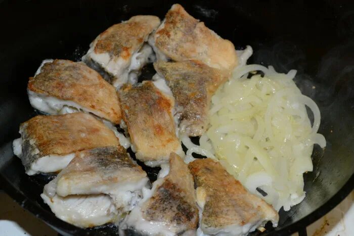 Рецепты рыбы на сковороде кусочками. Щука жареная на сковороде. Жареная щука на сковороде с луком. Жарим щуку на сковороде. Щука жареная в сковородке.